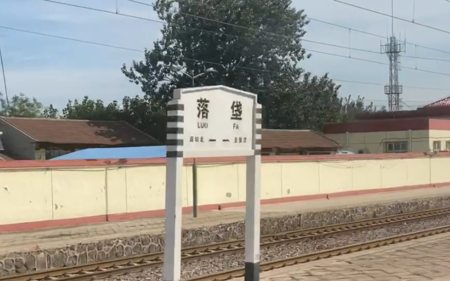 k1301次列车达速通过落垡站与老龙河 去豆张庄方向