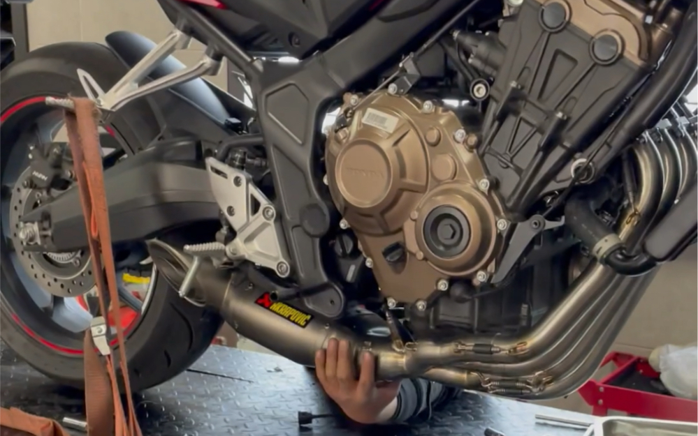 本田cbr650r改装天蝎排气,响应排气不改,四缸白买的号召,单孔低转不炸