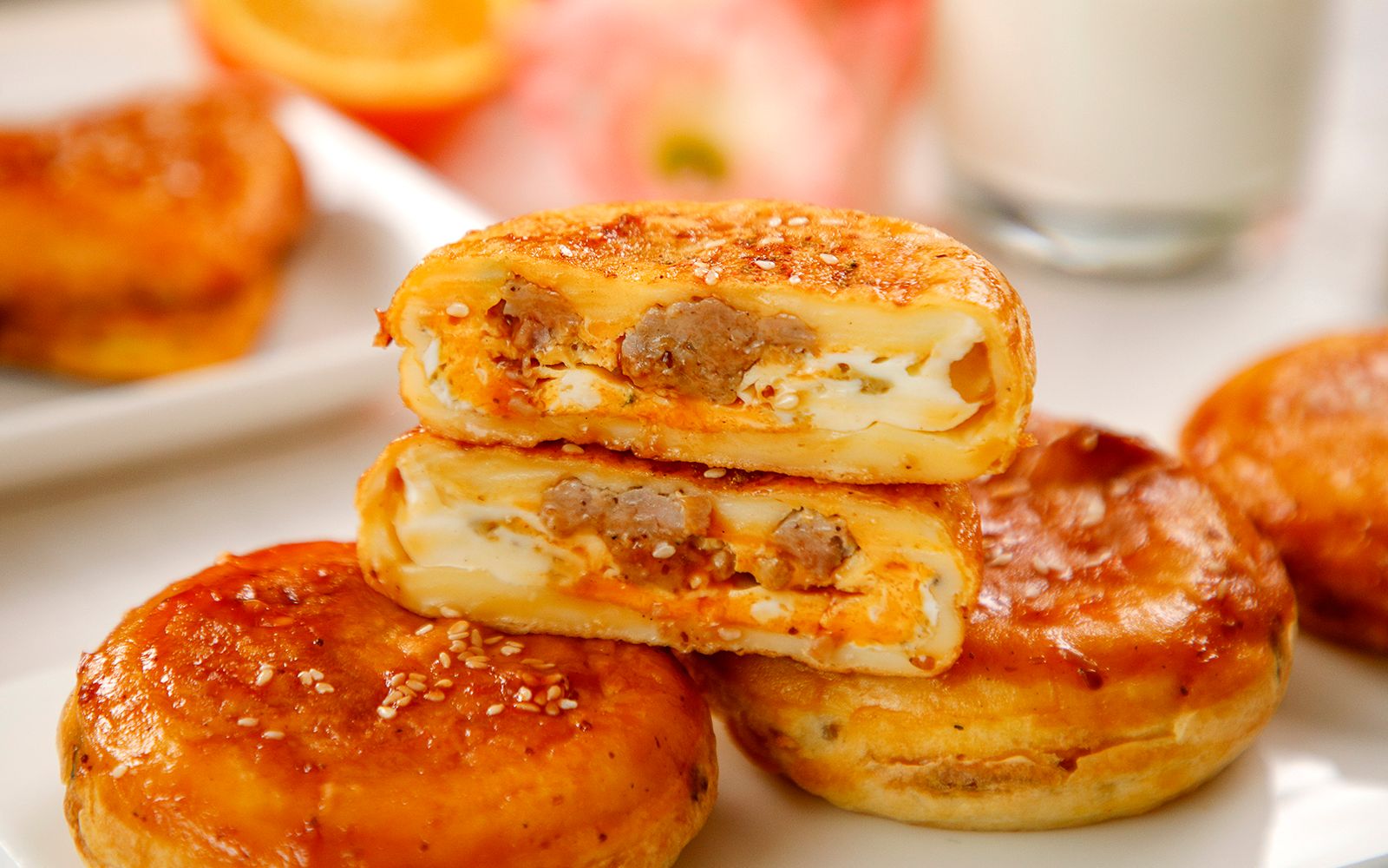 肉蛋堡鸡蛋做的汉堡口感超级嫩面香蛋香和肉香和谐的融为一体哦