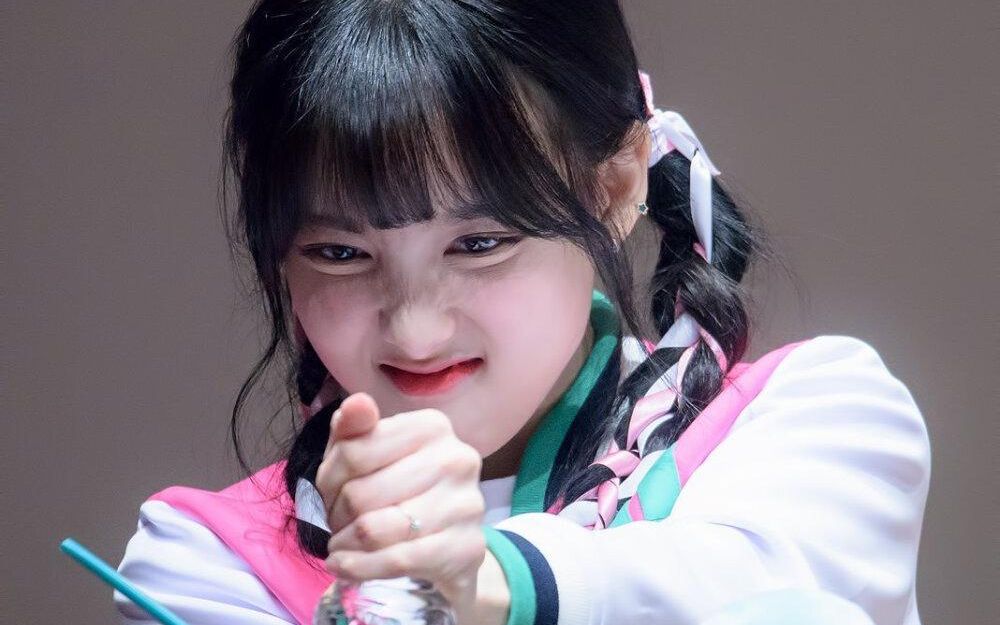 【twice】直播中踩到狗大便而疯狂尖叫的娜琏momo!