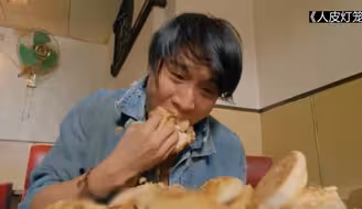 林雪吃番茄炒蛋，刘德华吃大海虎虾真香，盘点港片吃戏名场面