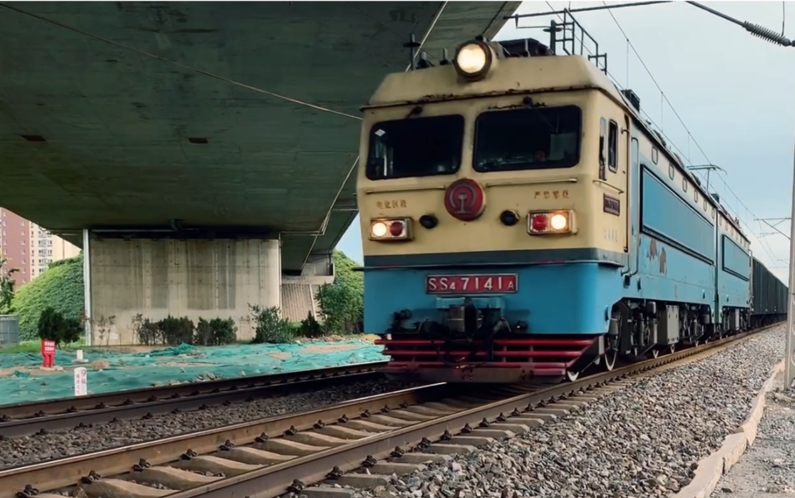 韶山4双机,前车收电弓,后车升受电弓.