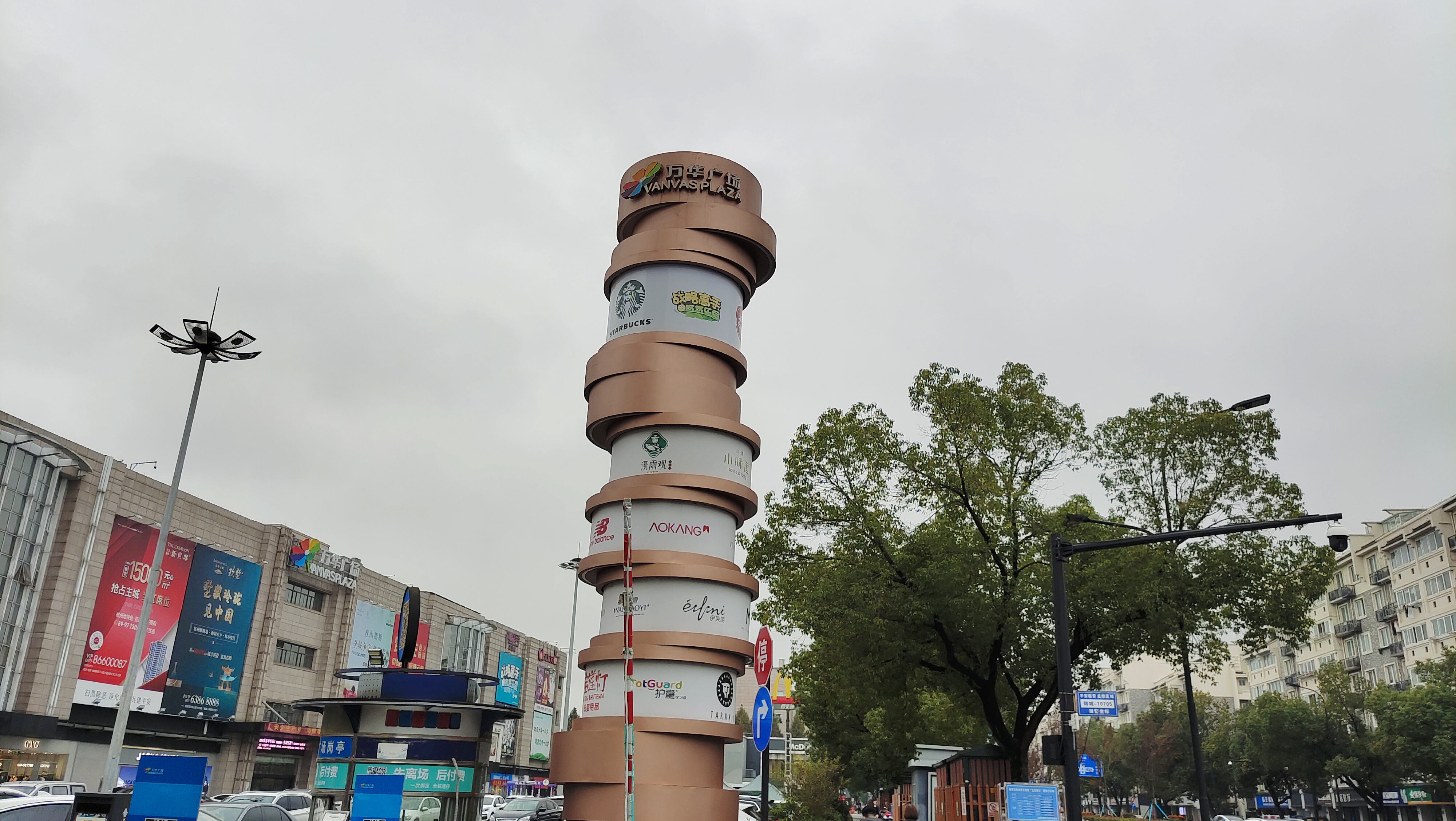 临安首家商业综合体,万华广场冷清,没有开放式设计略感压抑