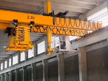 抓斗吊车助力工厂搬运,提升效率利器,欧式起重机,宁波起重机厂家,智能