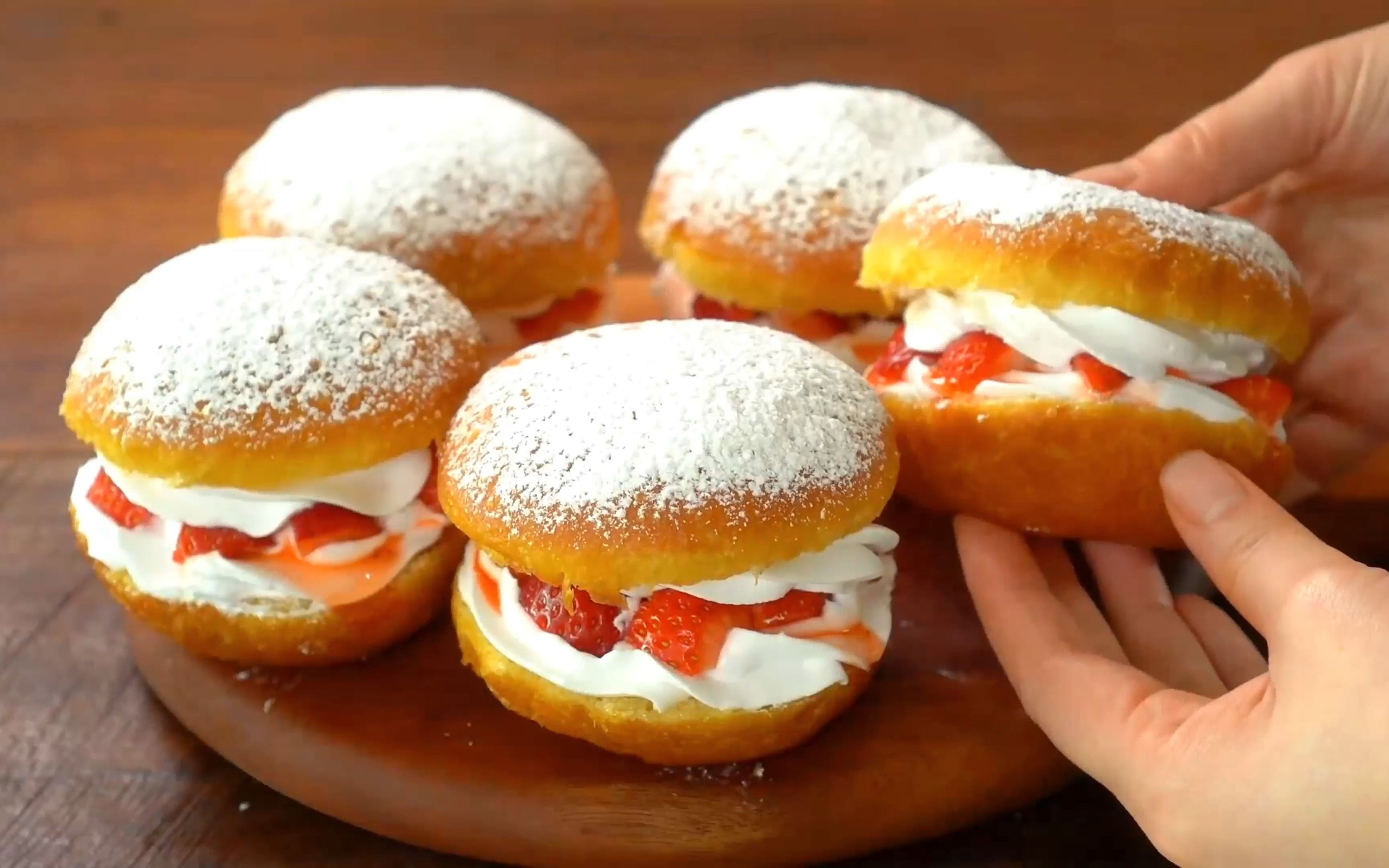 教你做超高颜值的奶油草莓甜甜圈面包