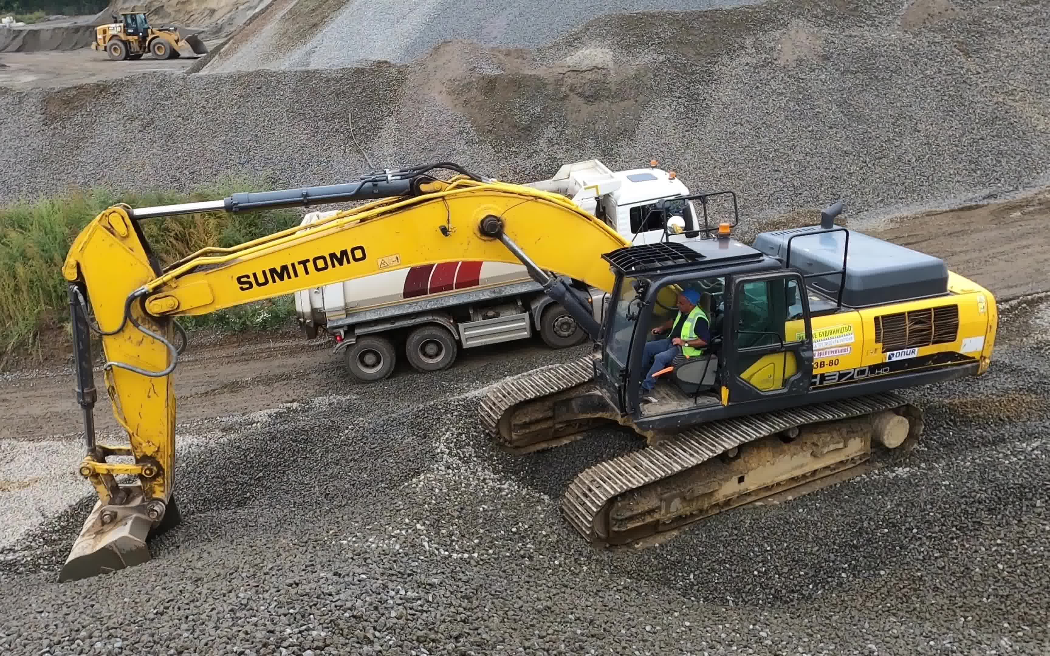 住友sh370lhd挖掘机砂石装车