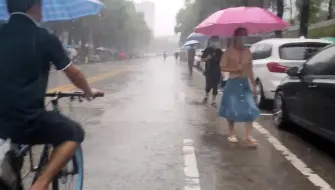 Descargar video: 深漂小伙：下暴雨的深圳，天气也在降温，自己在宿舍做饭吃！