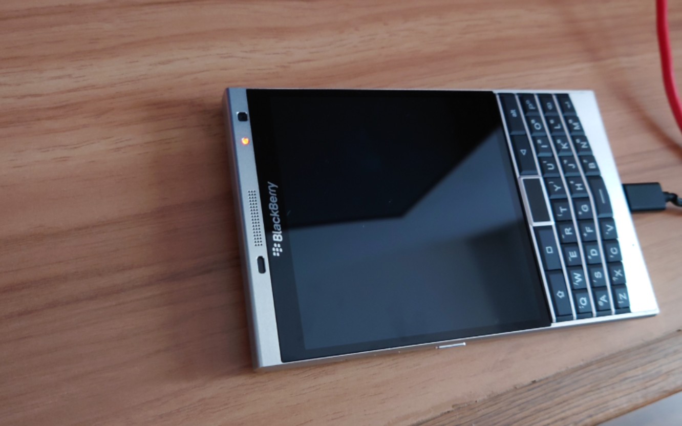 很黑莓,对比黑莓passport,感觉不逊色,很帅