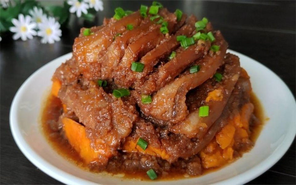 过年必吃美食粉蒸肉,五香咸鲜回甜,口感软糯米粉油润,太香了
