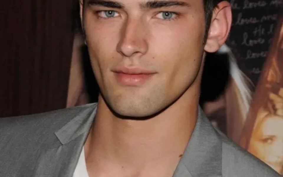 最能赚钱的蓝眼睛男模