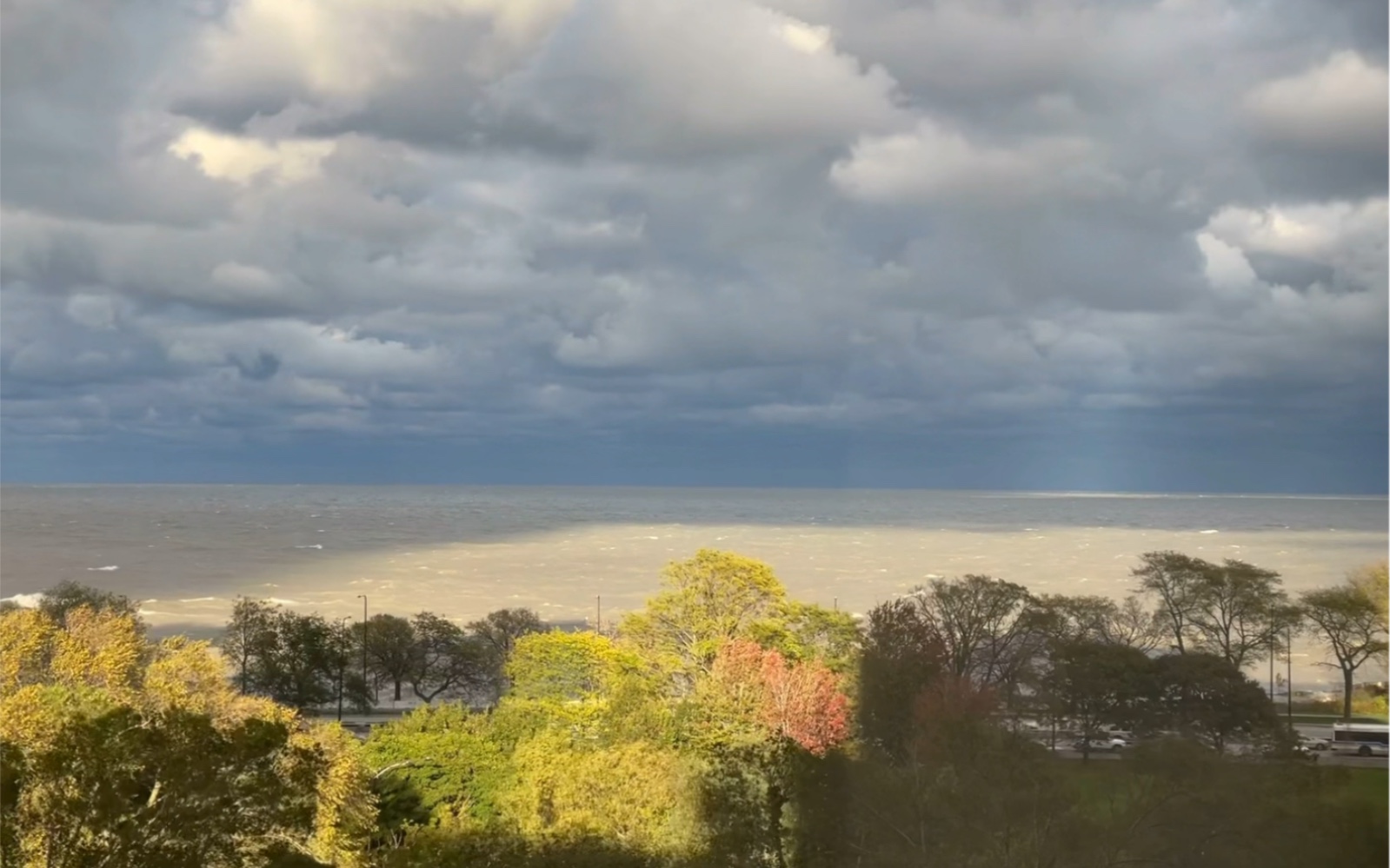 [图]Overlooking Lake Michigan From My Bedroom Window.