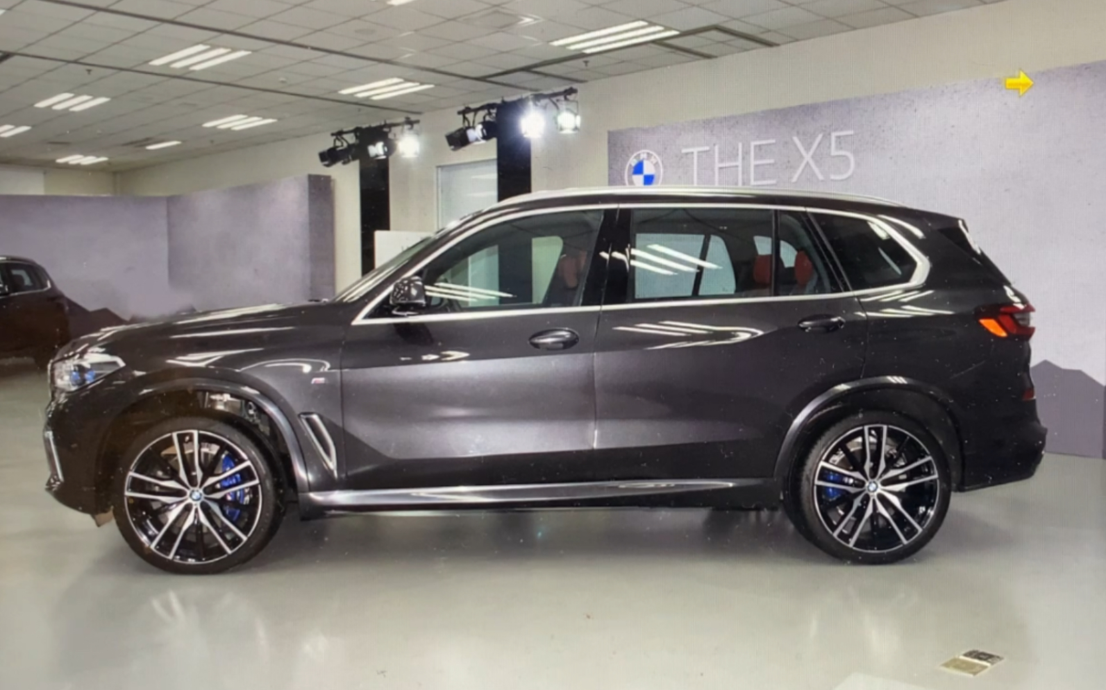 国产宝马x5黑色高光装饰条解释