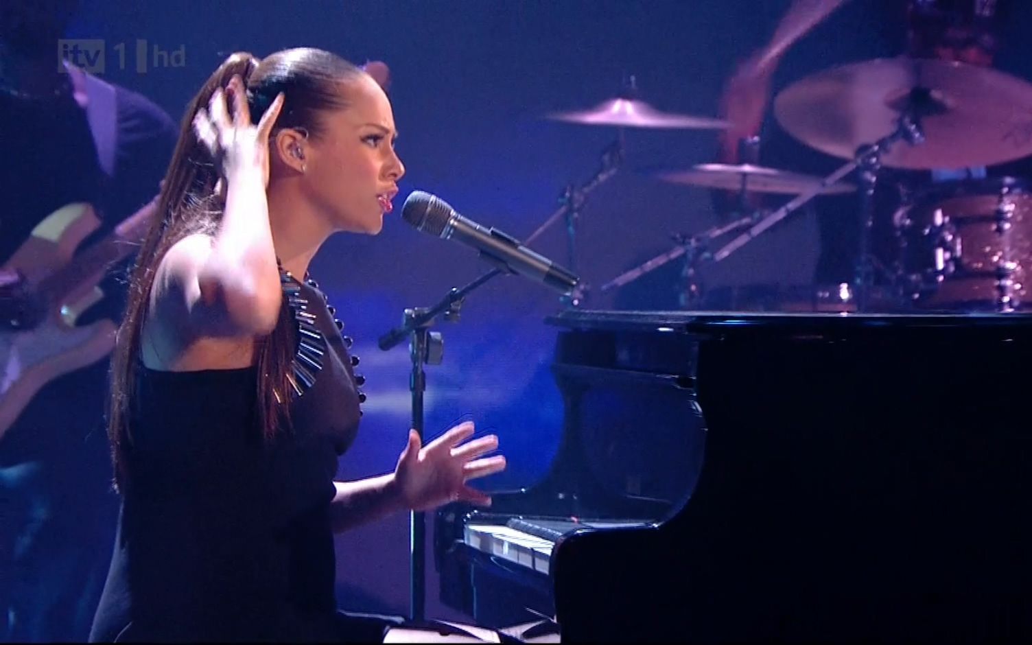 [图]枪姐 Alicia Keys - Try Sleeping With a Broken Heart (Britains Got Talent 2010）