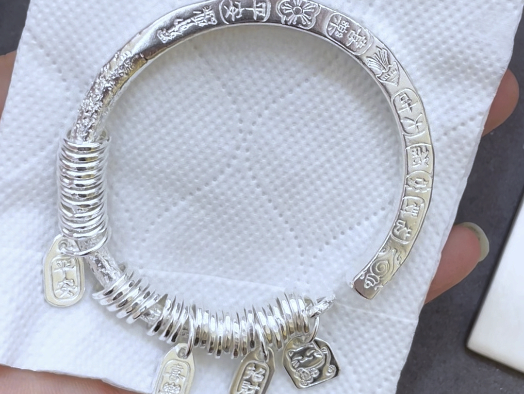 设计感满满的银手镯,泰酷辣