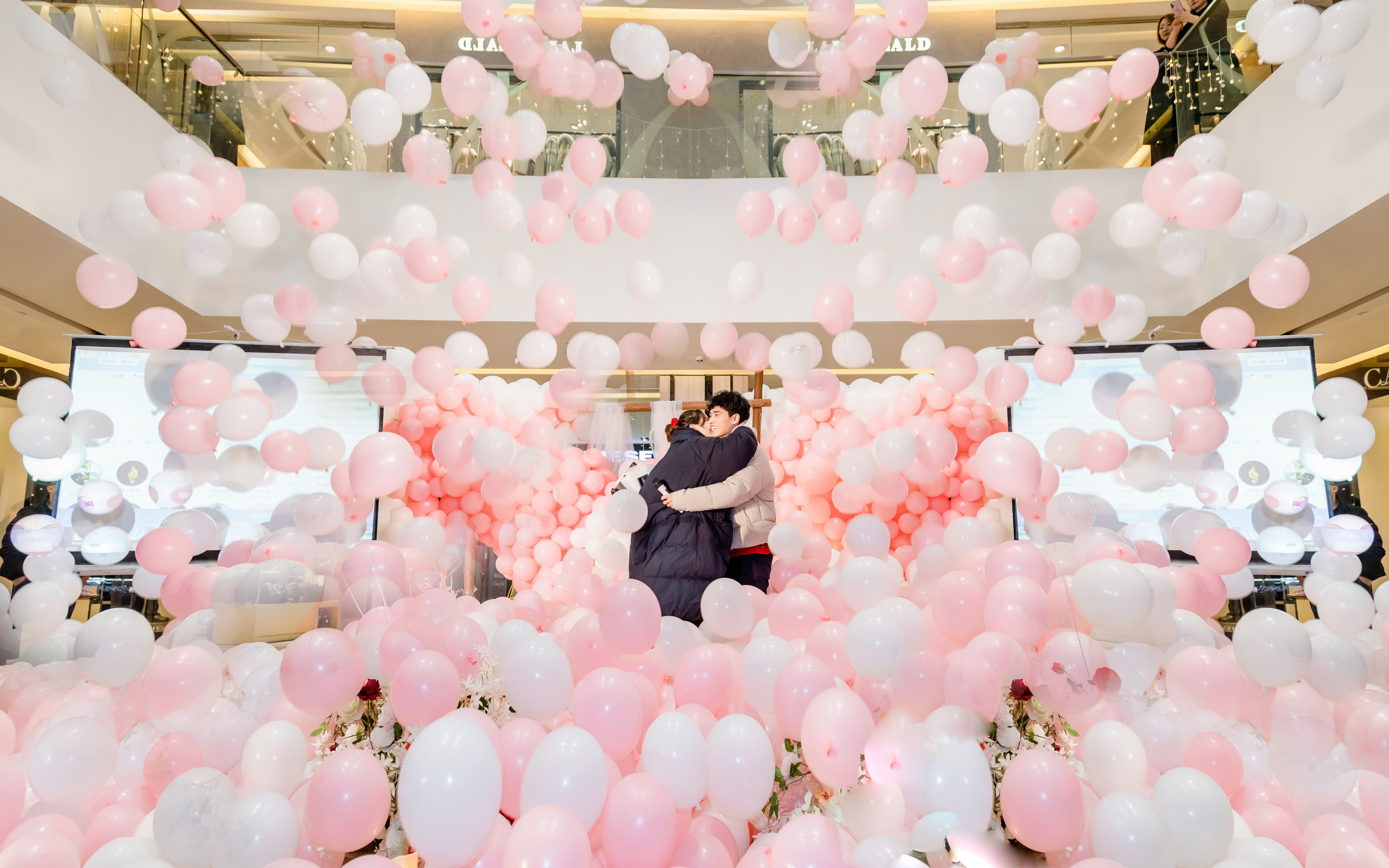 气球雨求婚真的是求婚界的天花板了求婚策划师echo