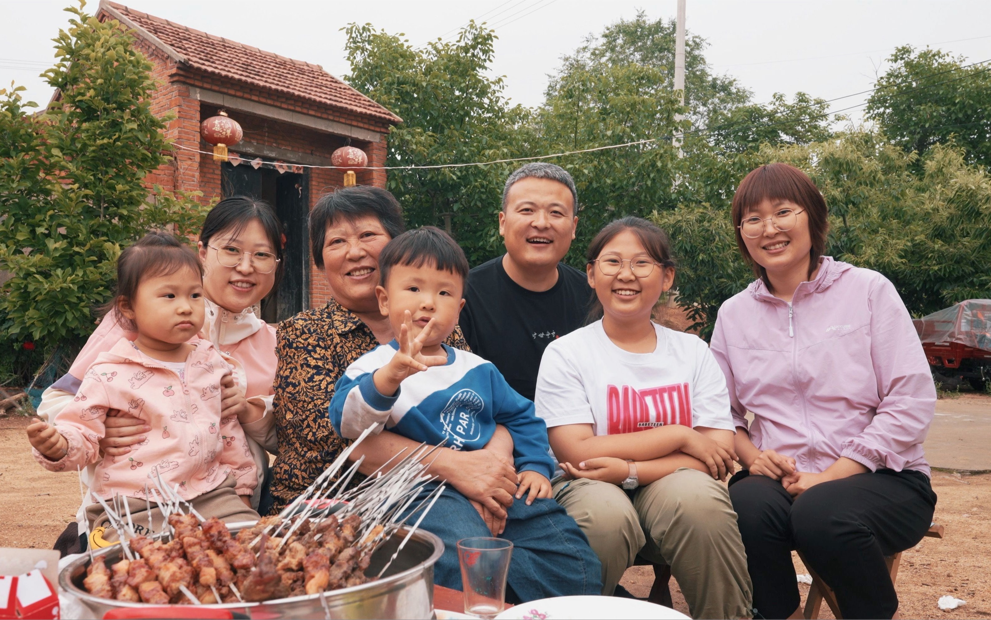 [图]喷香哥和妹夫相约岳父家，俩女婿同时上阵做烧烤，这是幸福的味道