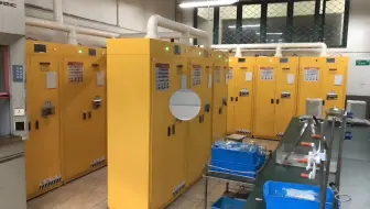 易燃品毒害品储存柜，实验室试剂柜，酸碱柜，防火防爆柜，内衬聚丙烯PP板，柜壁中间有填充防火棉，既有防火防爆的功能，又可耐强酸碱腐蚀。颜色和温湿度检测报警功能可选