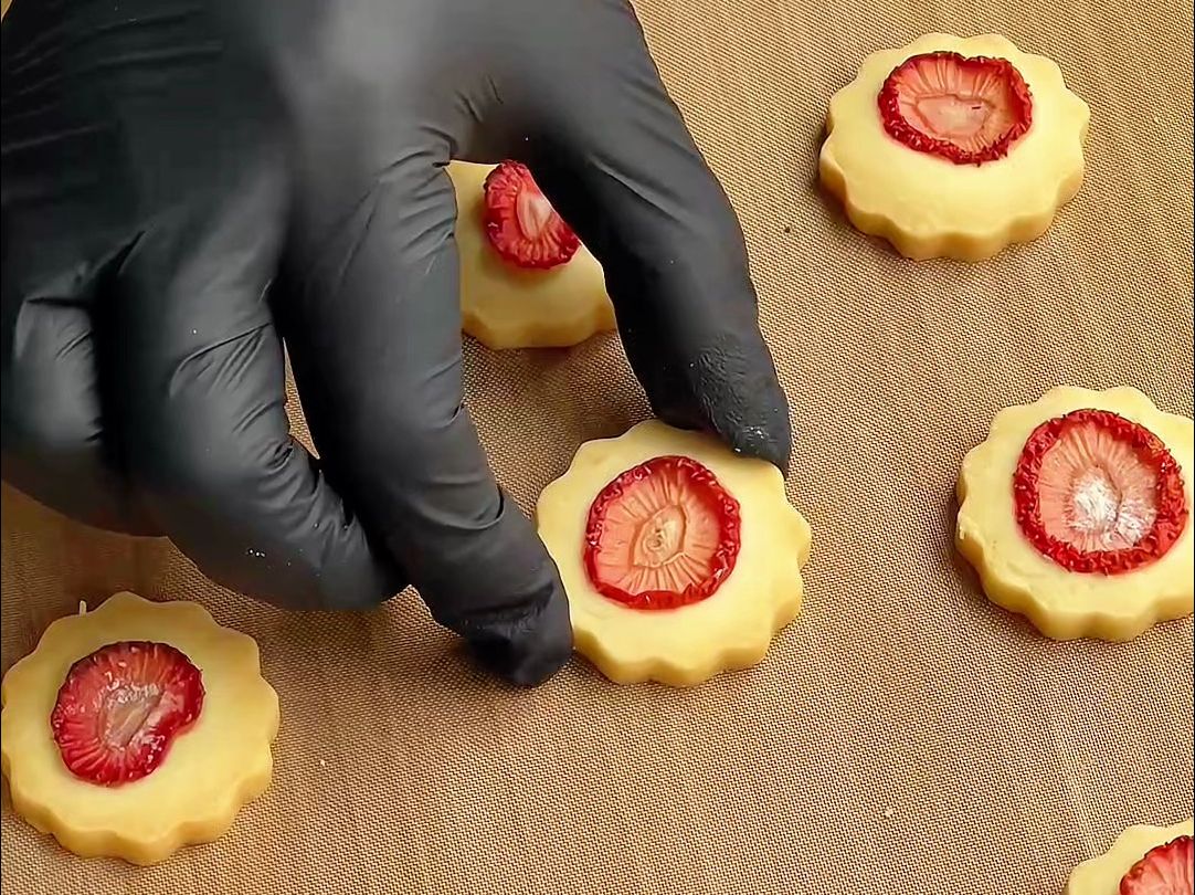 今天分享一款适合秋冬伴手礼的草莓小饼干!