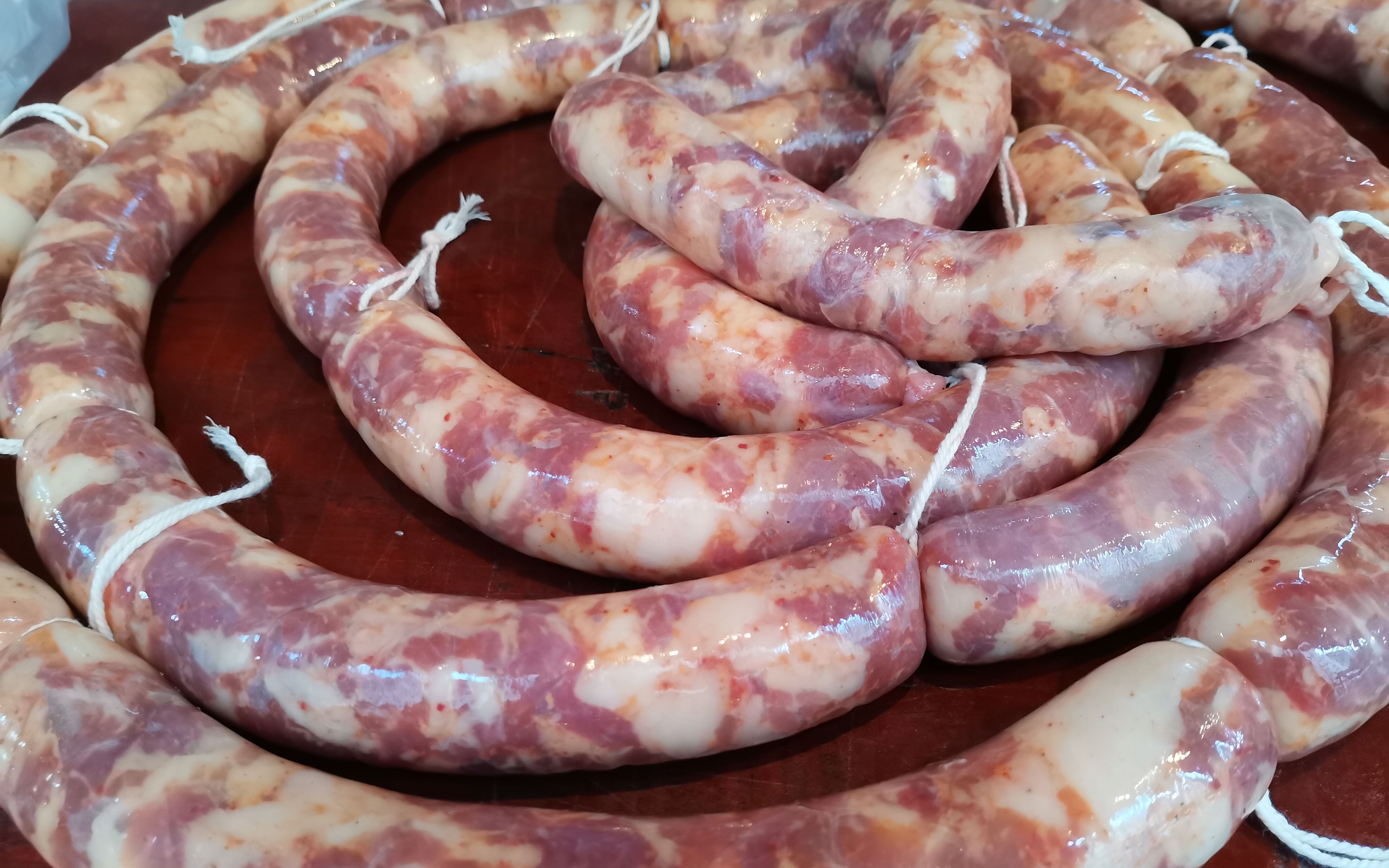 农家乐,看农民伯伯加工香肠的快乐,是舌尖的味道也是过程的享受