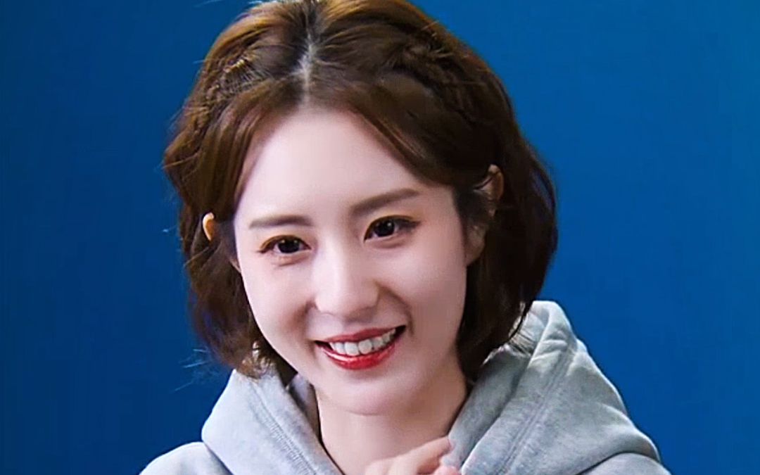 罗永浩一起直播女主播是谁,罗永浩直播间女成员叫什么安甜小姐姐_哔哩