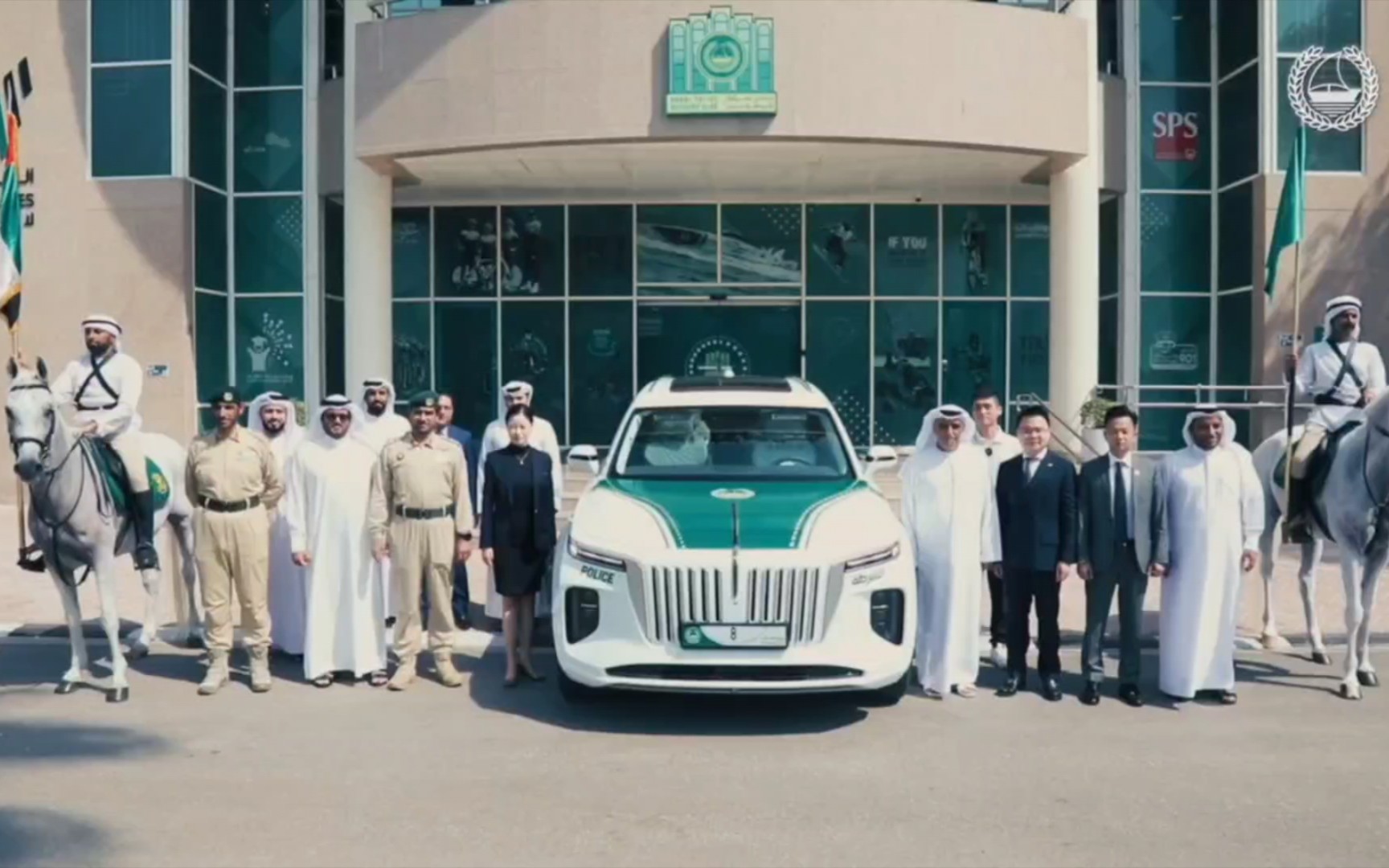红旗e-hs9入驻迪拜police | 豪车弟弟们以后你们就有大哥了,开心97