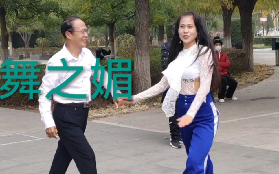 [图]退休大叔和妖娆妩媚的大美妞儿，表演精彩吉舞，引来众多粉丝围观，现场火爆！