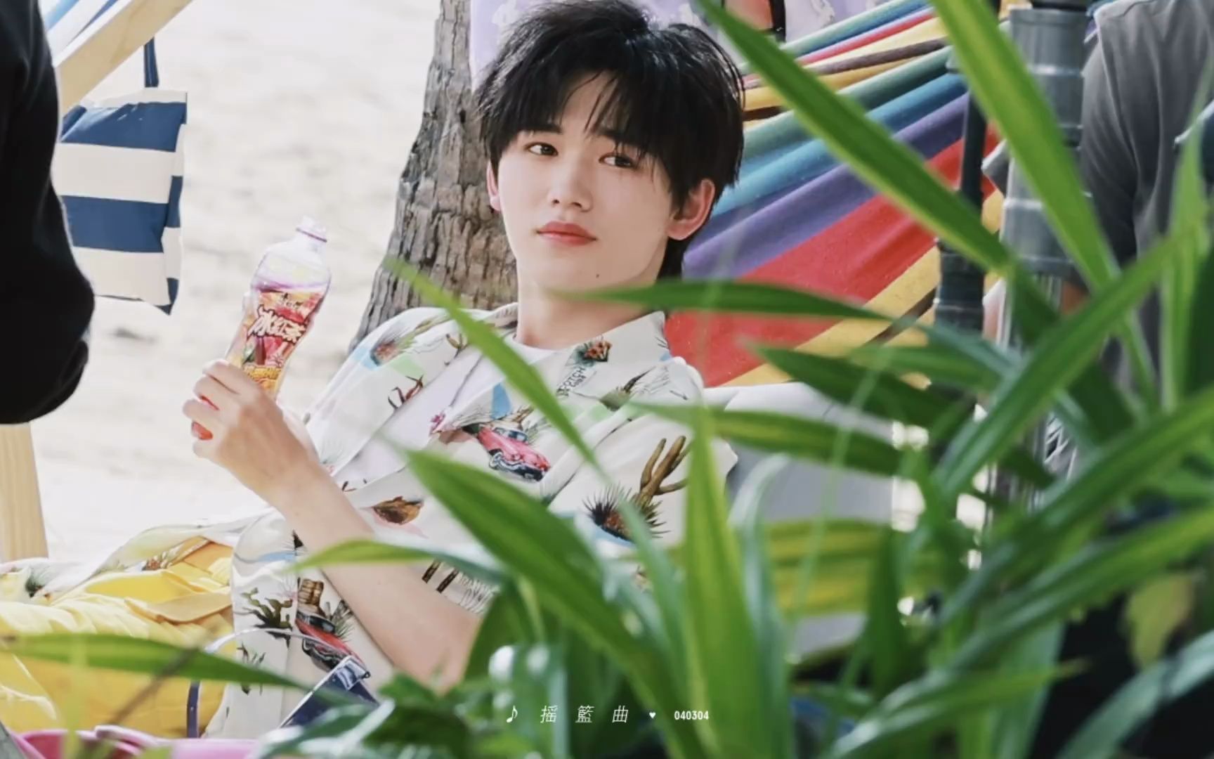 【宋亚轩三亚广告饭拍】怎么有人喝冰红茶都这么欲啊啊啊