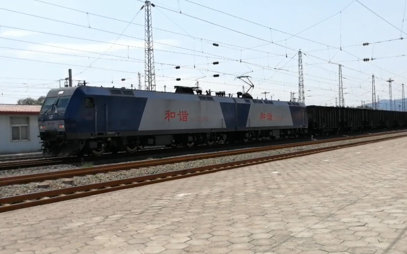 站内拍摄!大秦线万吨列车通过茶坞站