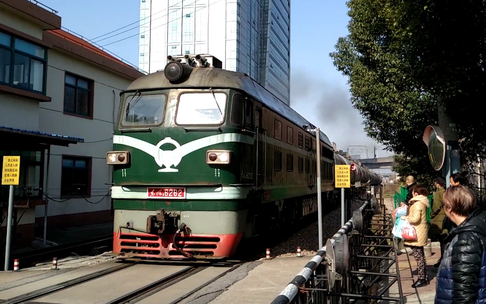 【撞轨声控福利】南何支线殷高西路道口 车辆随拍_哔哩哔哩 (゜-゜)つ