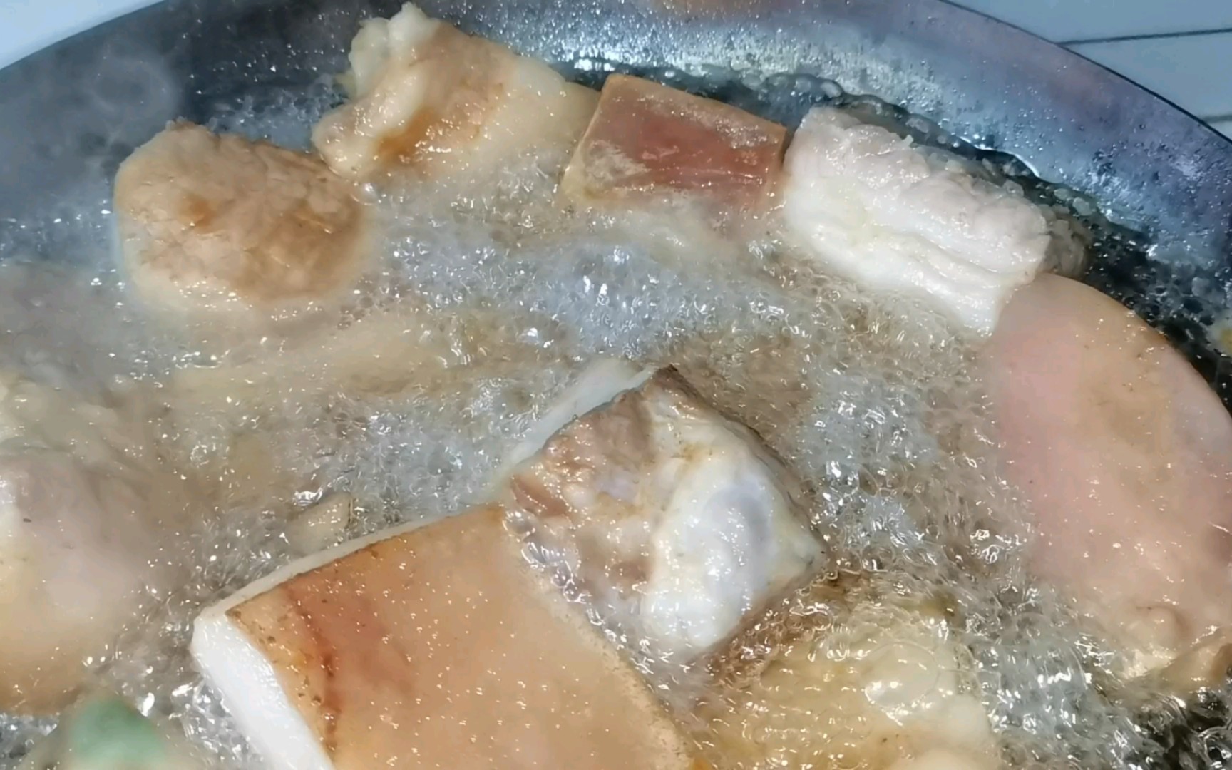 坛坛肉,炸好的肉用油封着,越久越好吃