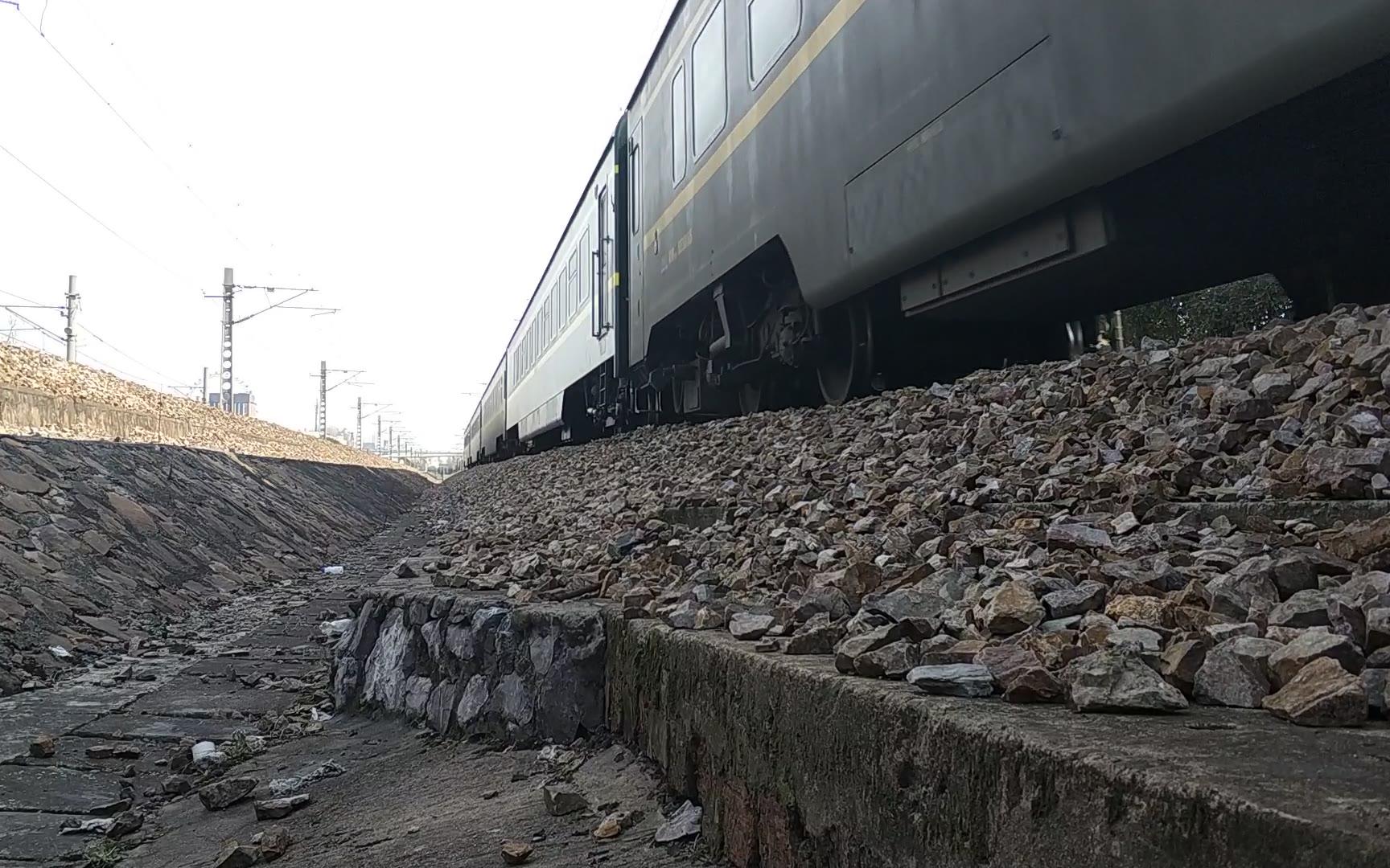 上局沪段hxd1d0511牵引z281次 莘庄站接近(地道视角)