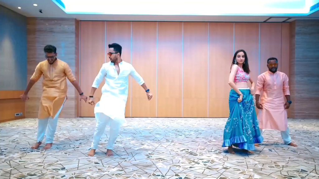 [图]BoleChudiyan+CutiePie+DilliwaaliGirlfriend+ GallanGoodiyaan+WeddingDanceMashup