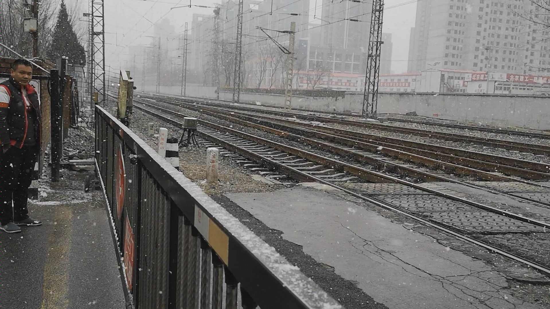 [图]【中国铁路】双层列车Y532通过大雪中的道口