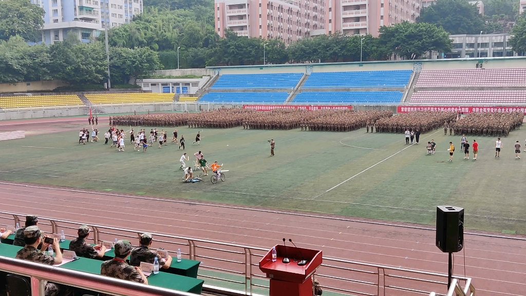 [图]重庆邮电大学军训汇演《大战悍匪》