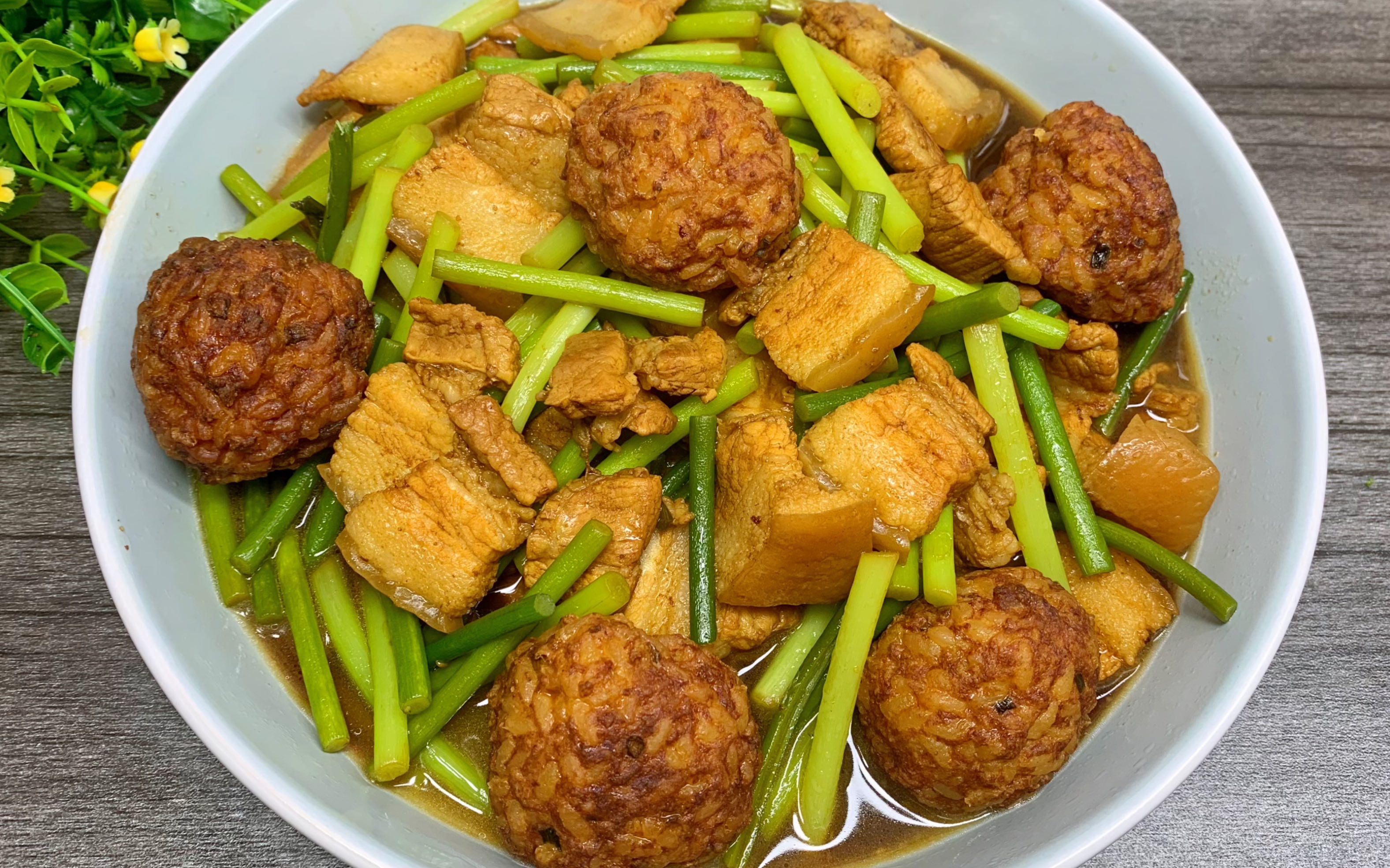 苏北盐城农家菜,蒜苗烧肉,再搭配几个肉圆,鲜香味美,真的是好吃又下饭