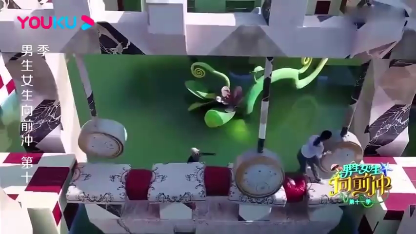 美女衣着宽松来闯关,一路的姿势看呆全场,为了奖品形象都不要了_哔哩