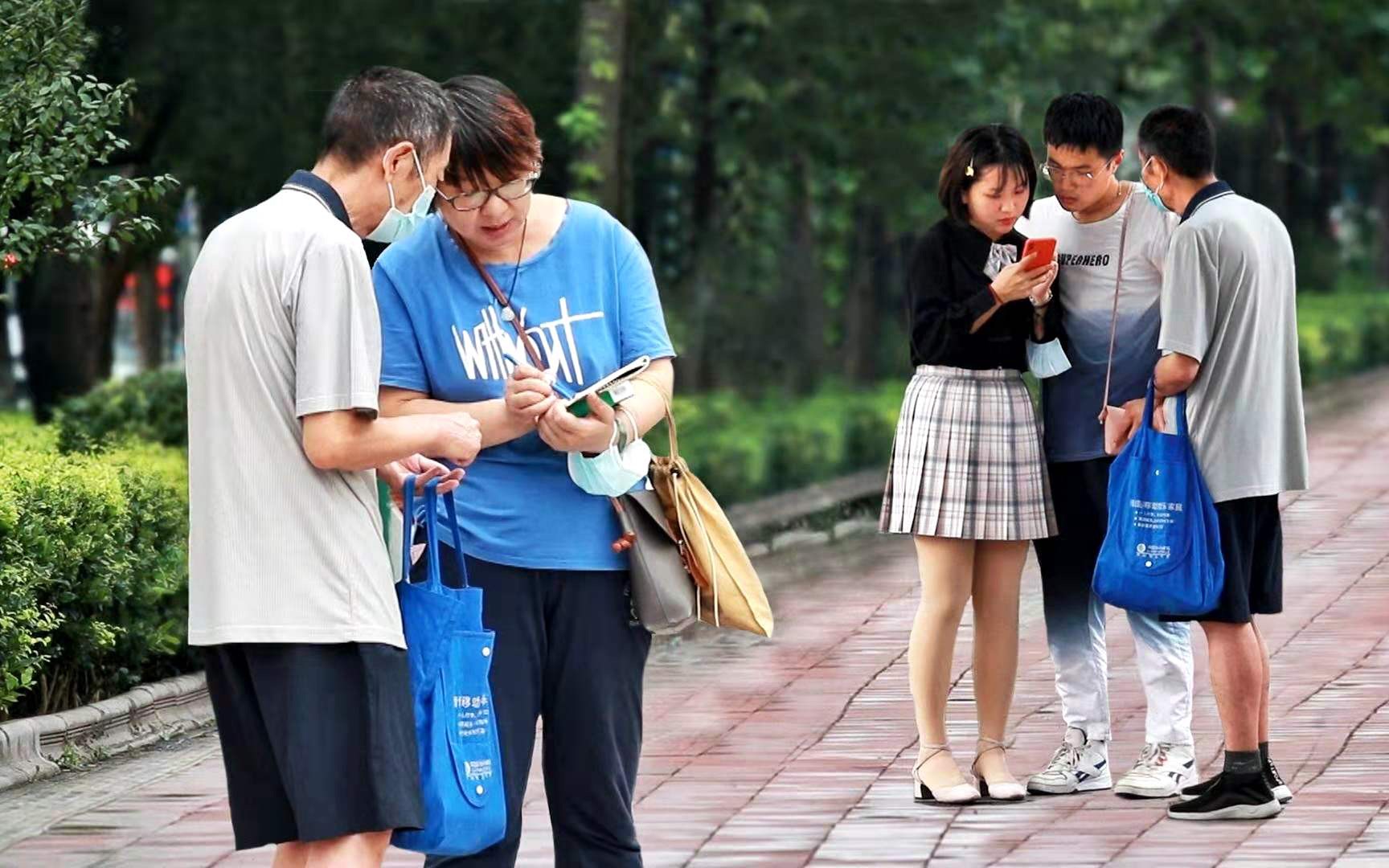 不识字的老人向路人询问用药方式,有人在纸上画起了简笔画(社会实验)哔哩哔哩bilibili