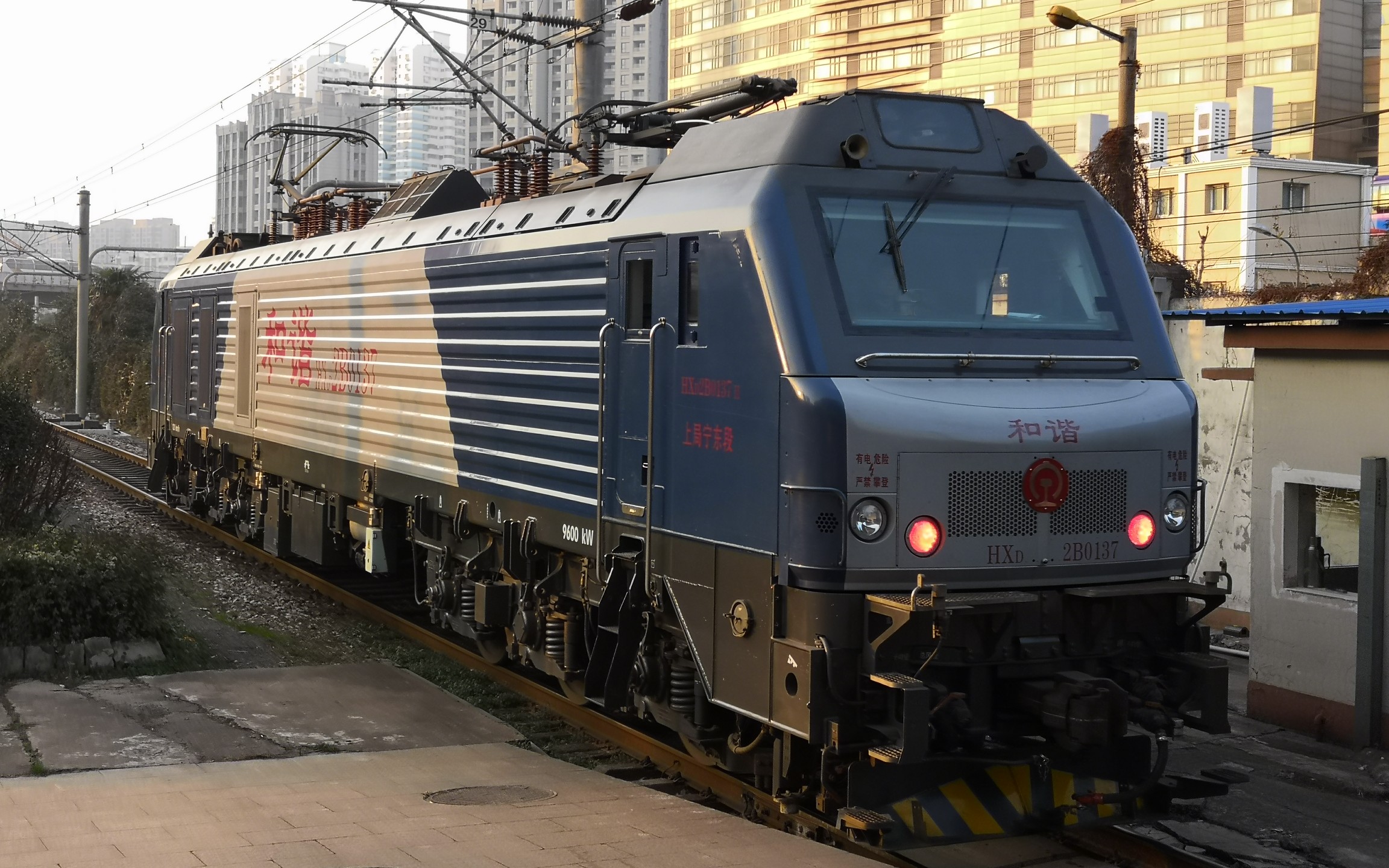 【hxd2b春运临客 连挂作业】3256次列车(上海～成都)出发机上海站13道