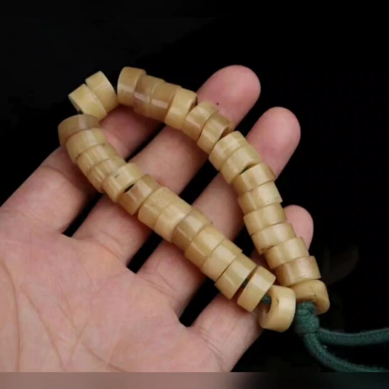 藏传玛尼珠,这种材质十分少,直径约13mm,厚度约6mm,31颗