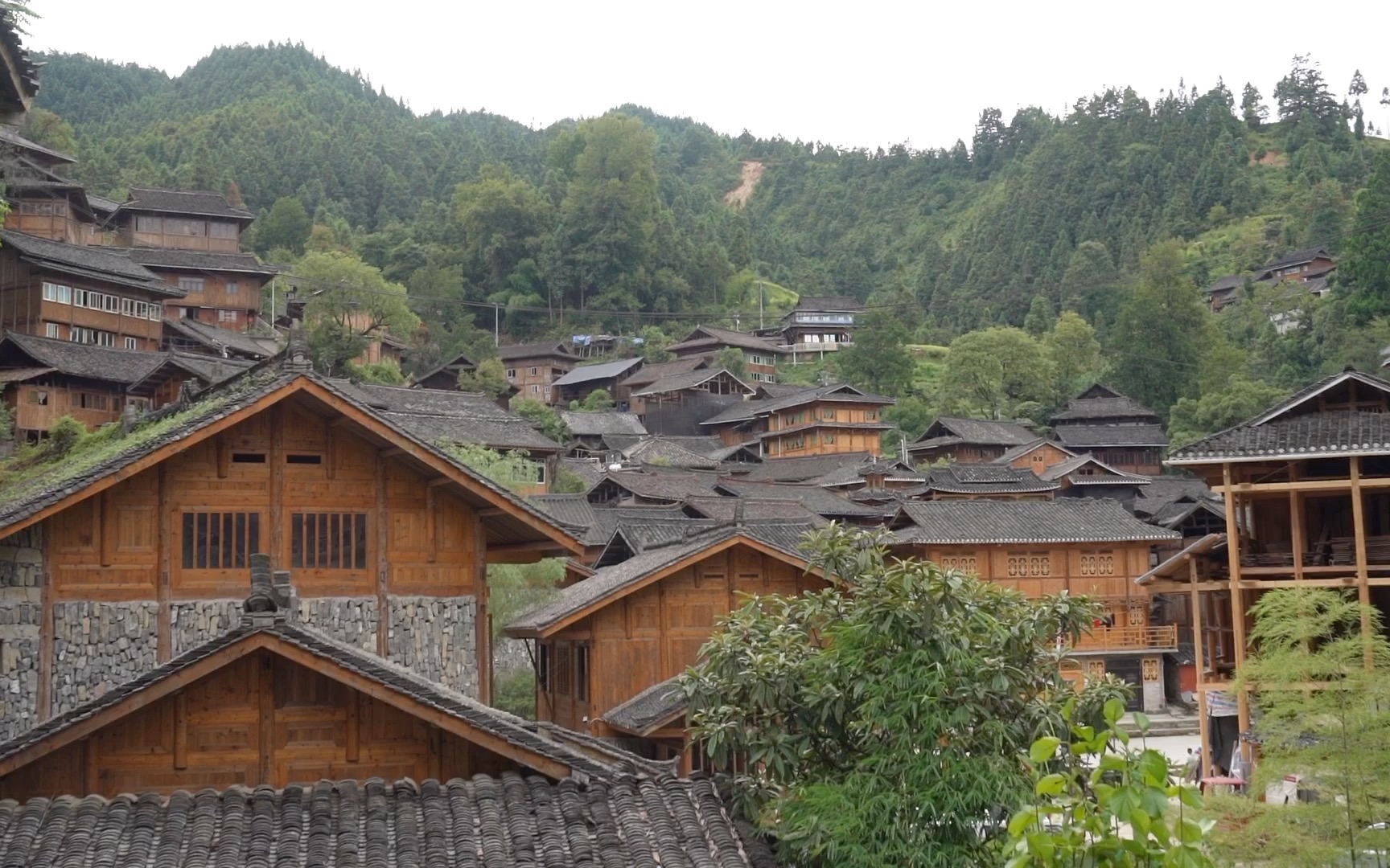 [图]苗岭第十一站台江县：高山上的苗族以木鼓舞出名，房屋都是依顺山势而建