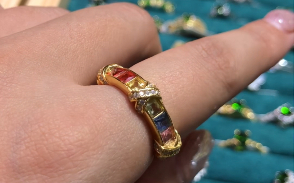 彩虹96蓝宝石 六种不同颜色蓝宝石竟然四百多块钱