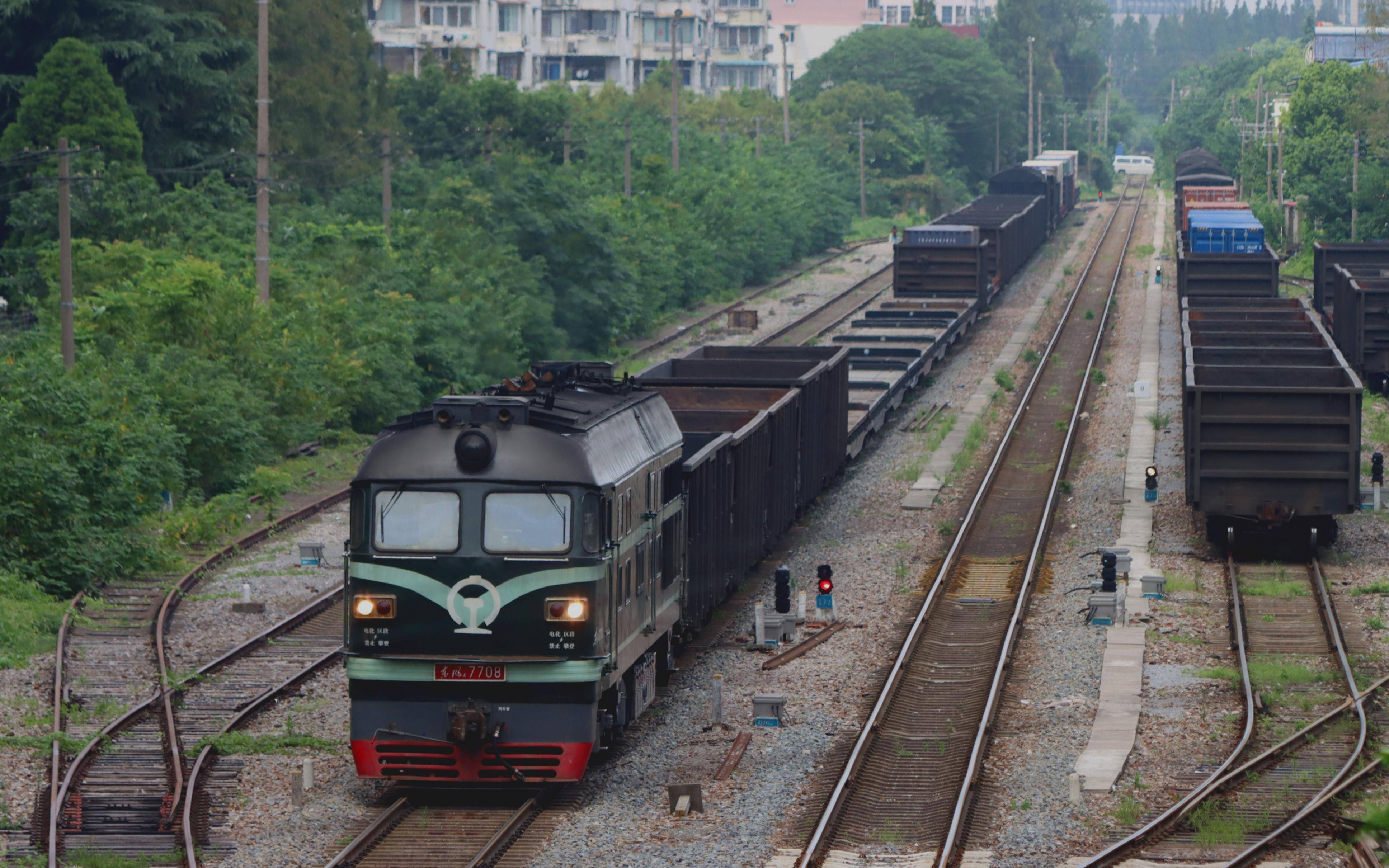 【何杨支线】df4b7708牵引货列47587次杨浦三道停车