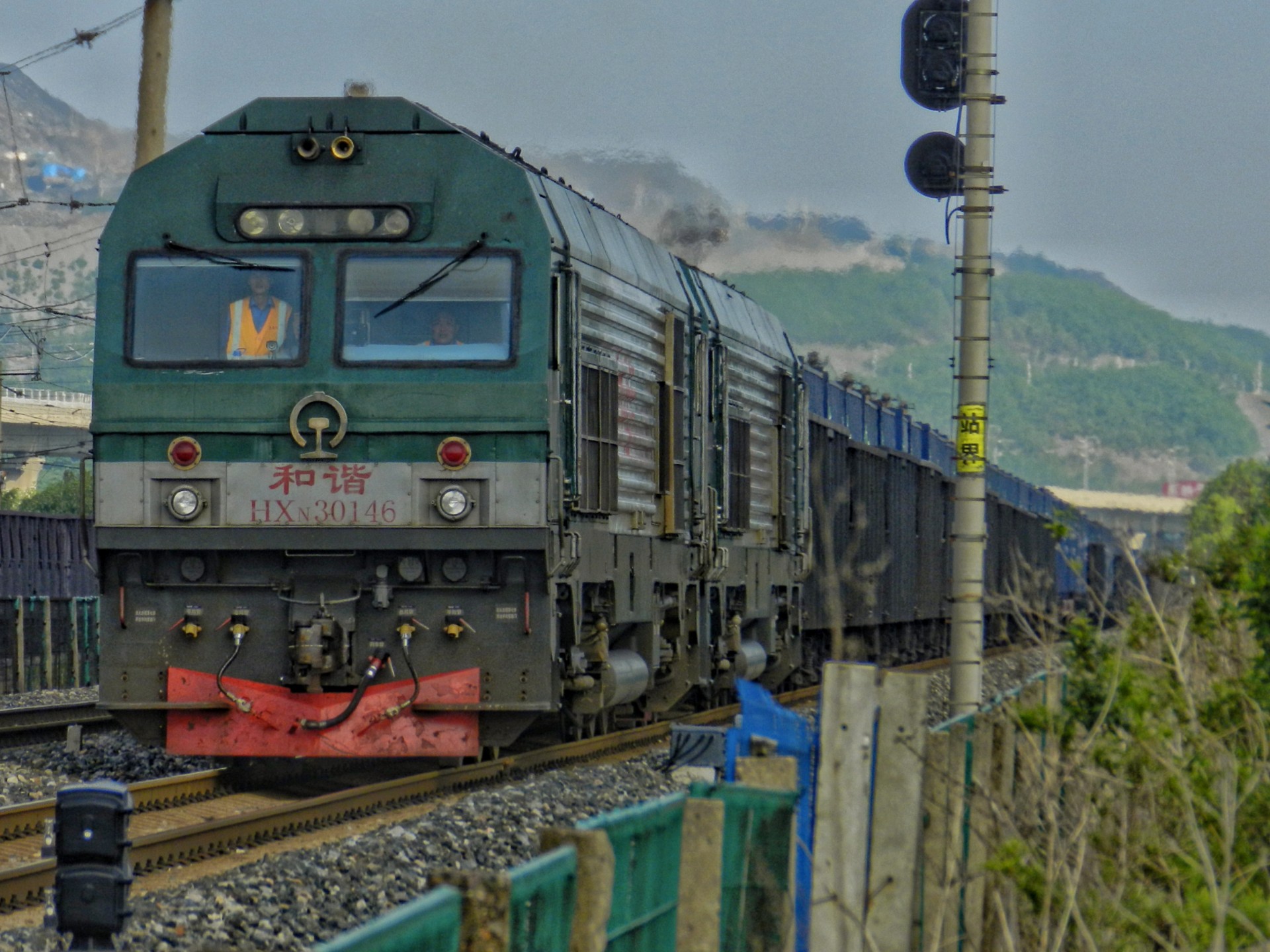 沈丹线下行34911次货物列车通过歪头山站,沈局苏段hxn3 0146 0278双机