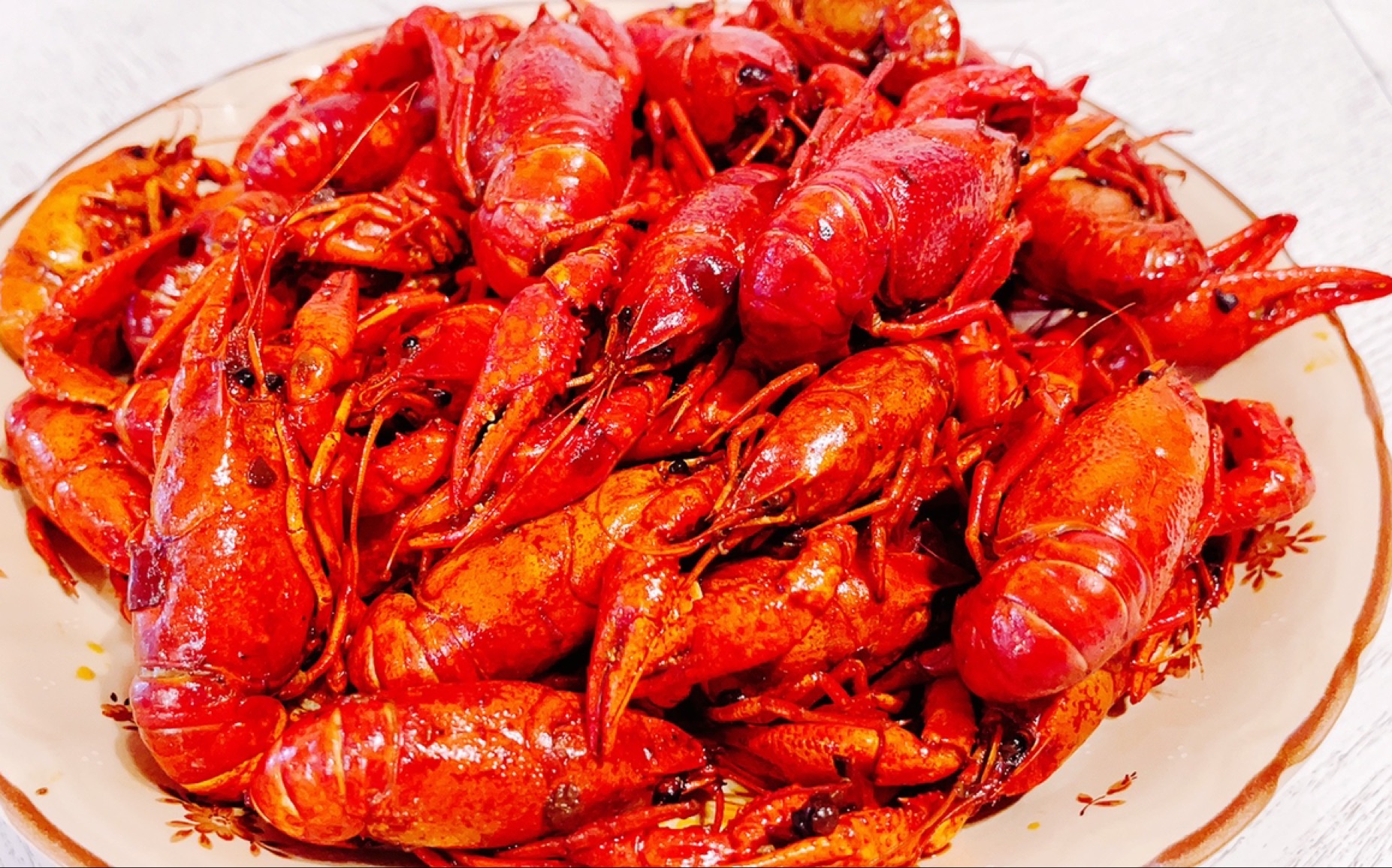 又到了吃小龙虾的季节,火辣辣的香辣小龙虾,一个人吃3斤只能塞牙缝
