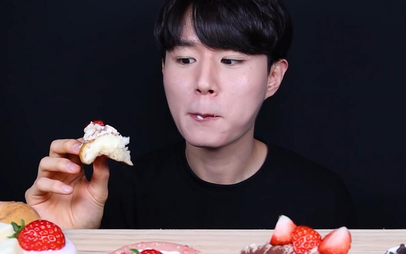 【大口吃播】kgxhwang 克里斯皮奶油草莓甜甜圈 很漂亮很好吃哦!