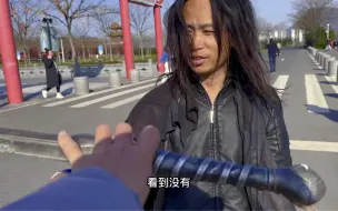 Télécharger la video: 有人乱说话惹得流浪功夫小伙不高兴，给他一把宝剑他立刻开心起来