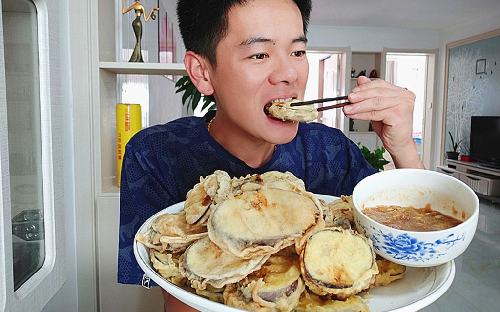 王小闹吃炸茄盒,喝稀饭,绝配!茄子只炸一遍也酥脆,原来是调的面糊有讲究哔哩哔哩bilibili