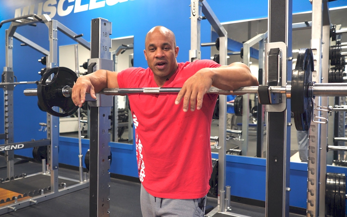 【健美肌肉男】马丁内斯提供的肩部锻炼技巧和安全建议