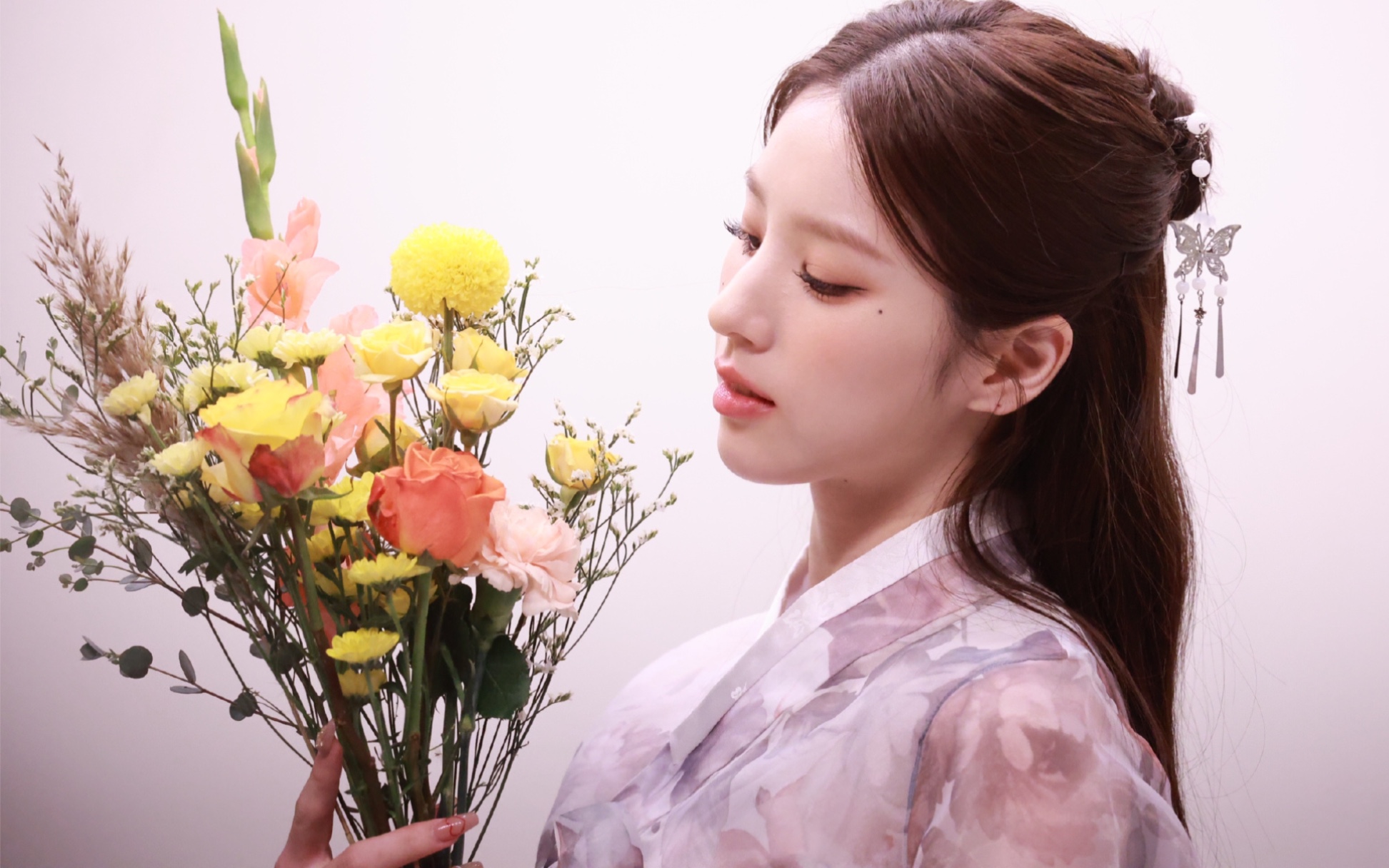 把签售会变成画报现场的五代神颜【田姬振】