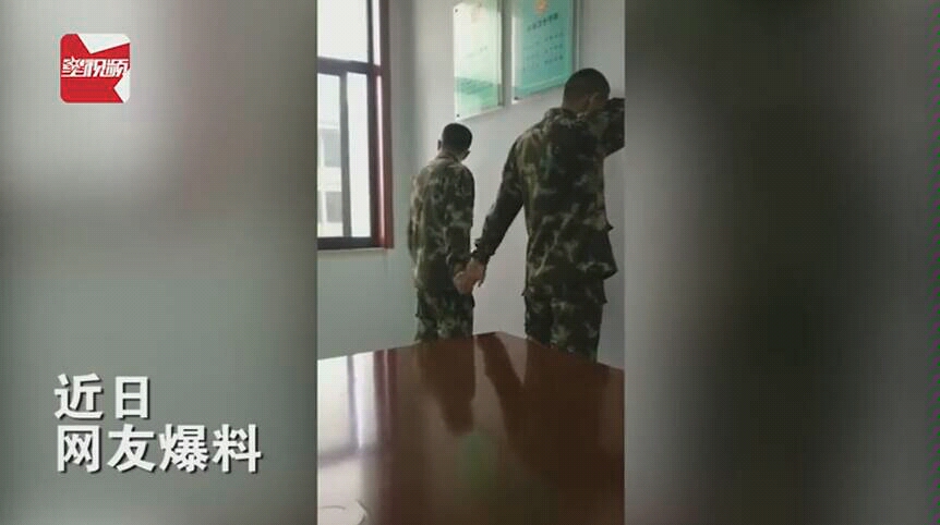 [图]俩兵哥哥吵架被罚手牵手 心不甘情不愿地甩了一下午